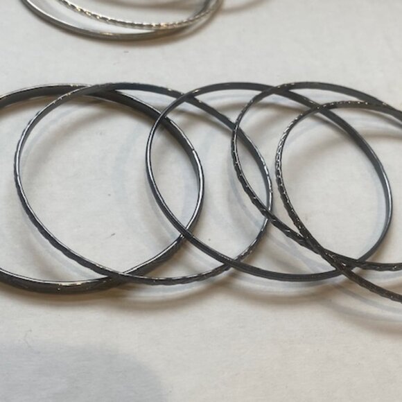 Vintage Bangle Lot 24 bangles Silver tone, black, copper tone and charcoal - Picture 6 of 9